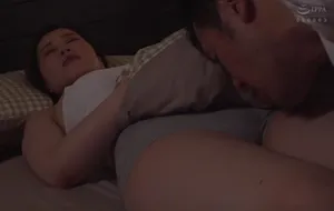 3 ngày ông xã đi làm ăn, cô vợ ở nhà nữa đêm bị bố ông chồng mò vào phòng