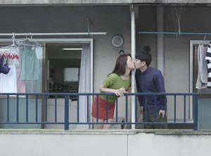 Tiếng rên của chị cạnh nhà đối diện và cậu thanh niên được lái máy bay